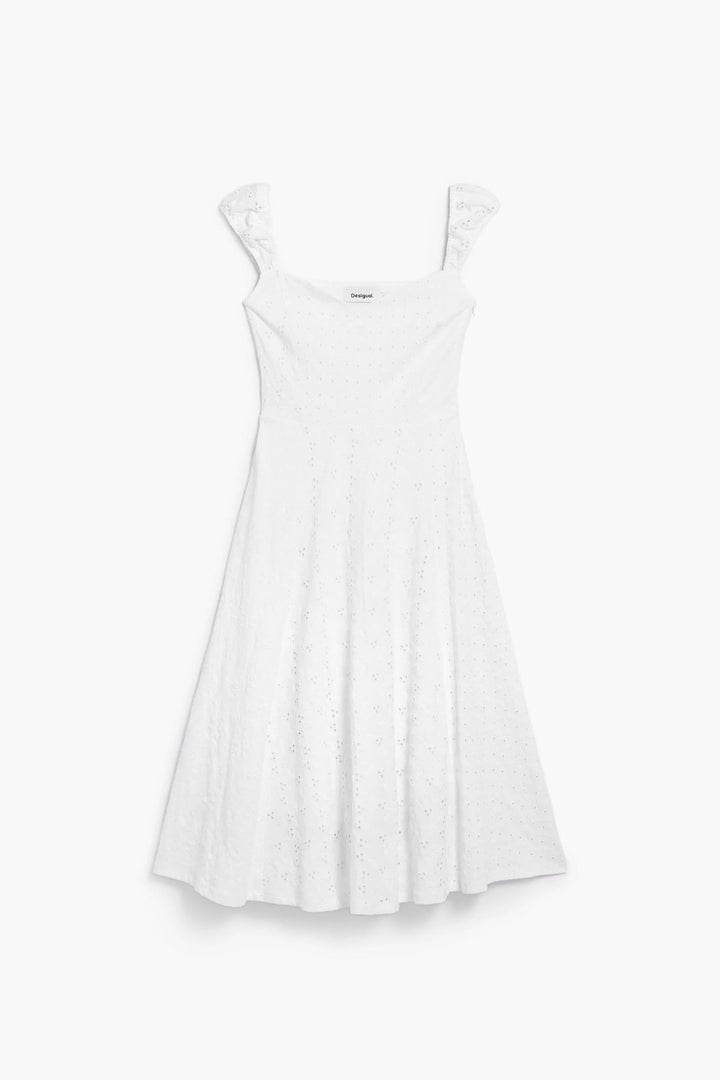 Robe midi brodée blanche avec encolure cœur et bretelles larges, soulignant la silhouette pour une élégance estivale raffinée.