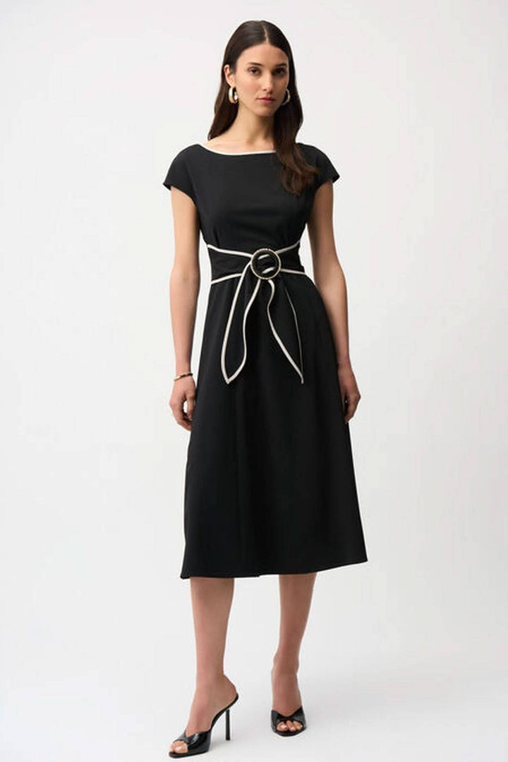 Robe midi ceinturée noire avec liseré contrastant, encolure bateau, manches "cap sleeves", ceinture à boucle anneau, look chic et élégant.