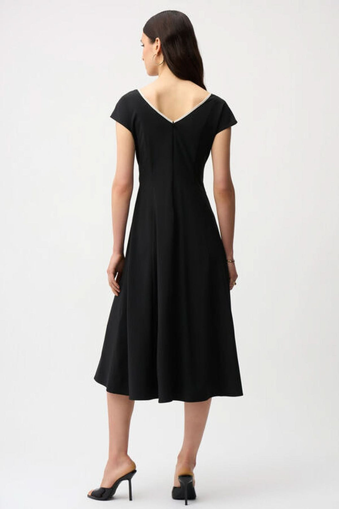 Robe midi ceinturée noire avec liseré contrastant, encolure bateau, manches cap sleeves, vue de dos sur modèle féminin.