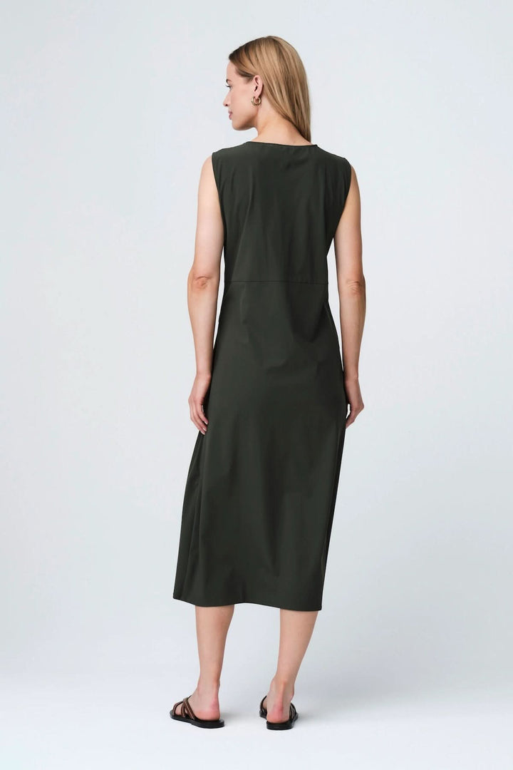Vue arrière de la robe midi à encolure en V, sans manches, coupe fluide, longueur midi, silhouette féminine, chic et moderne.