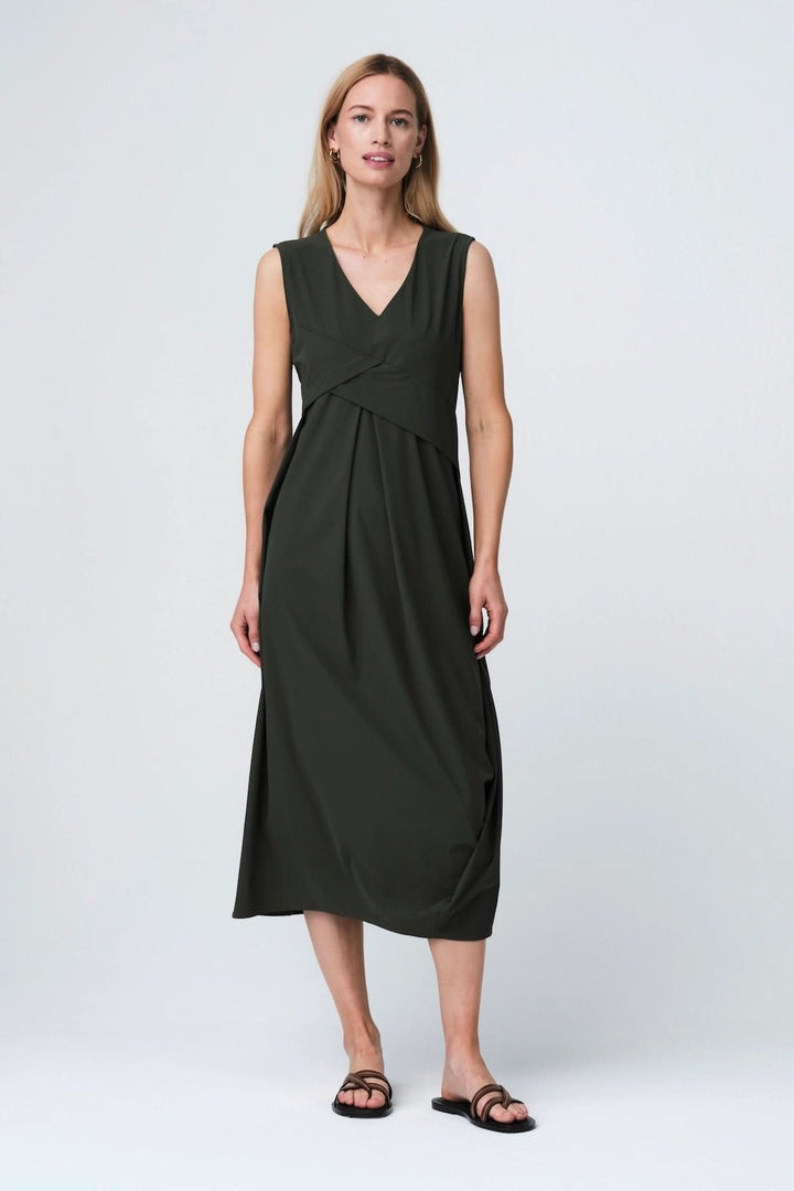 Robe midi à encolure en V avec découpes croisées à la taille, sans manches, silhouette fluide, idéale pour bureau et sorties habillées.