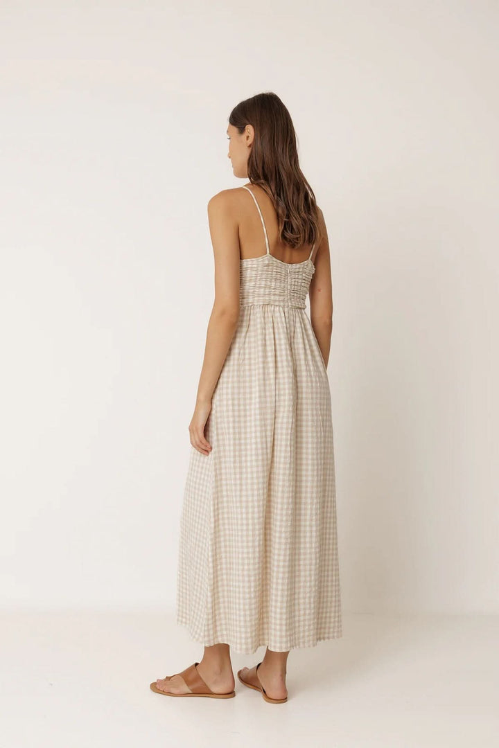 Robe midi à motif vichy vue de dos, silhouette fluide avec bretelles fines et encolure en V, tenue décontractée pour l'été.