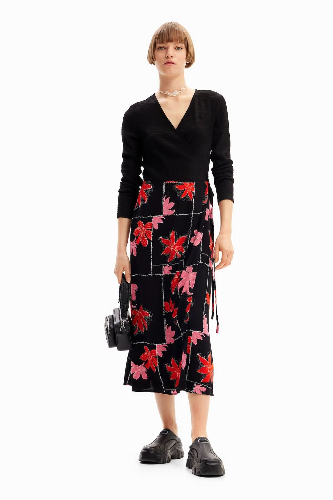 Robe midi portefeuille noire avec imprimé floral, col V, manches longues et cordon de serrage.