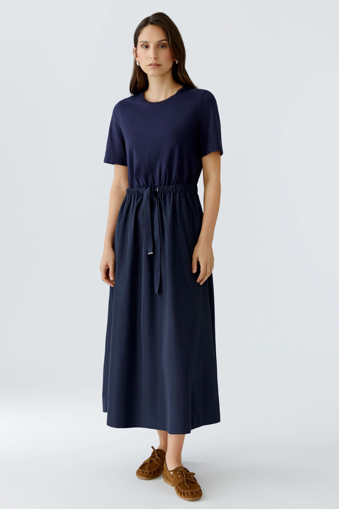Robe midi à taille ajustable en bleu, style minimaliste avec manches courtes et jupe fluide, parfaite pour un look élégant sans effort.