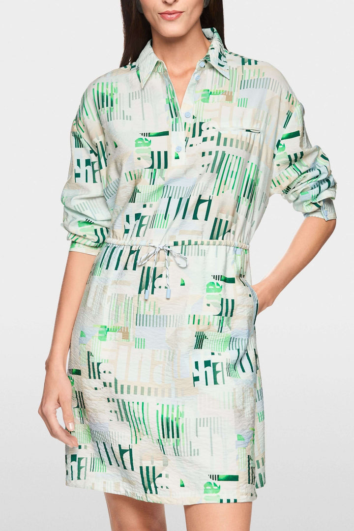 Robe mini sportive « Rethink Together » avec imprimé graphique, col classique, et cordon à la taille pour un look moderne et polyvalent.