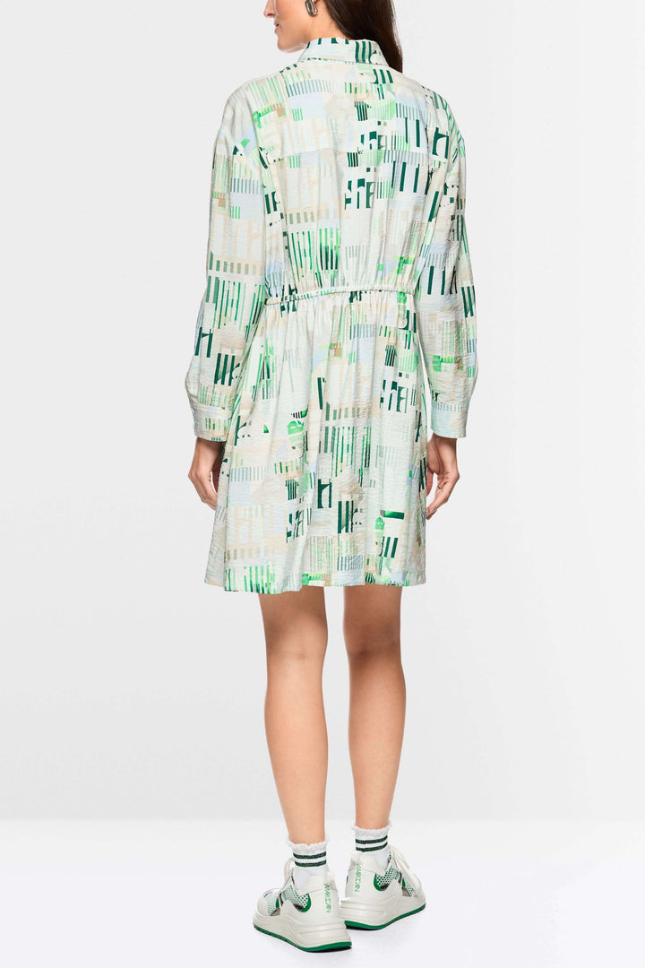 Robe mini sportive « Rethink Together » avec imprimé graphique moderne et cordon à la taille, style polyvalent avec baskets.