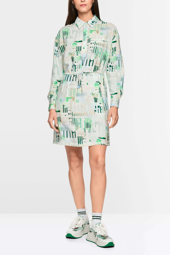 Robe mini sportive « Rethink Together » avec imprimé graphique moderne et silhouette structurée, ajustée par un cordon à la taille.