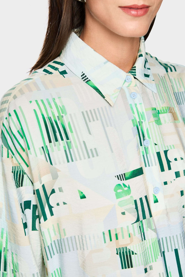 Détail de la robe mini sportive « Rethink Together » avec imprimé graphique moderne et col classique.