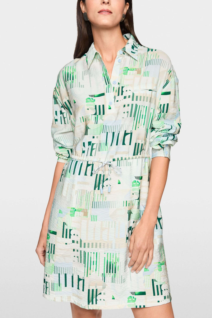 Robe mini sportive « Rethink Together » avec imprimé graphique, col classique et cordon ajustable, portée par une femme.