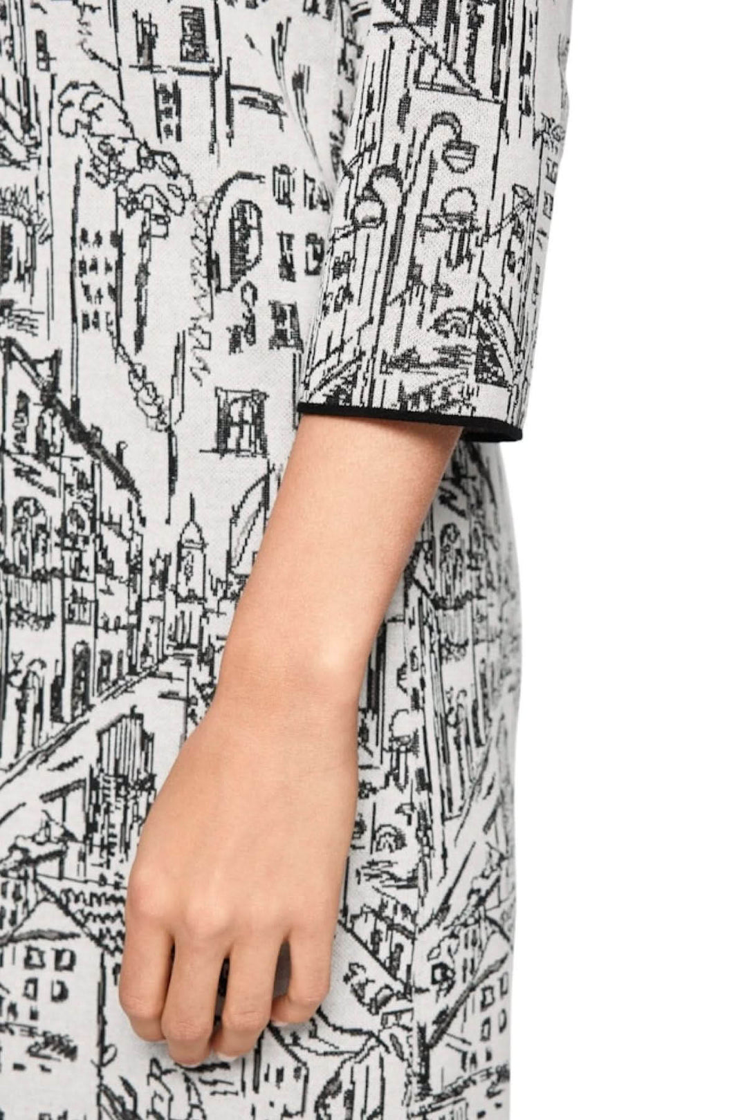 Robe à motif urbain avec manches 3/4 et imprimé noir et blanc façon esquisse architecturale. Détails modernes et décontractés.