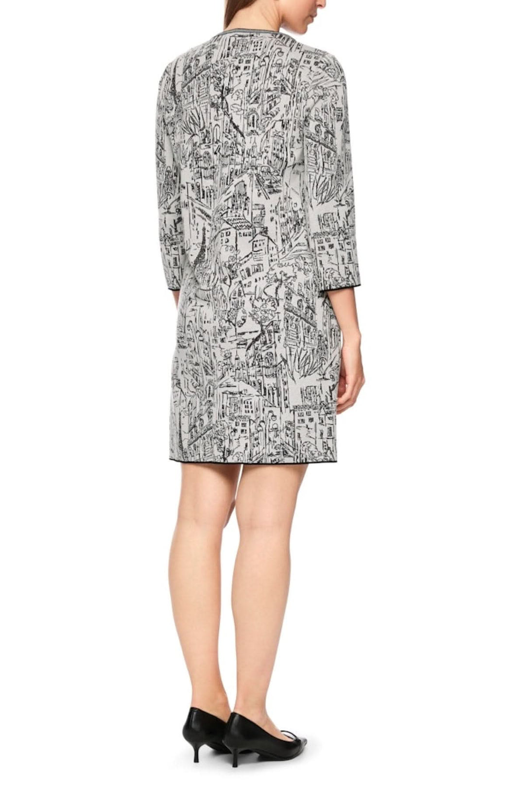 Robe à motif urbain vue de dos avec motif croquis urbains, manches 3/4, encolure ronde, style moderne décontracté.