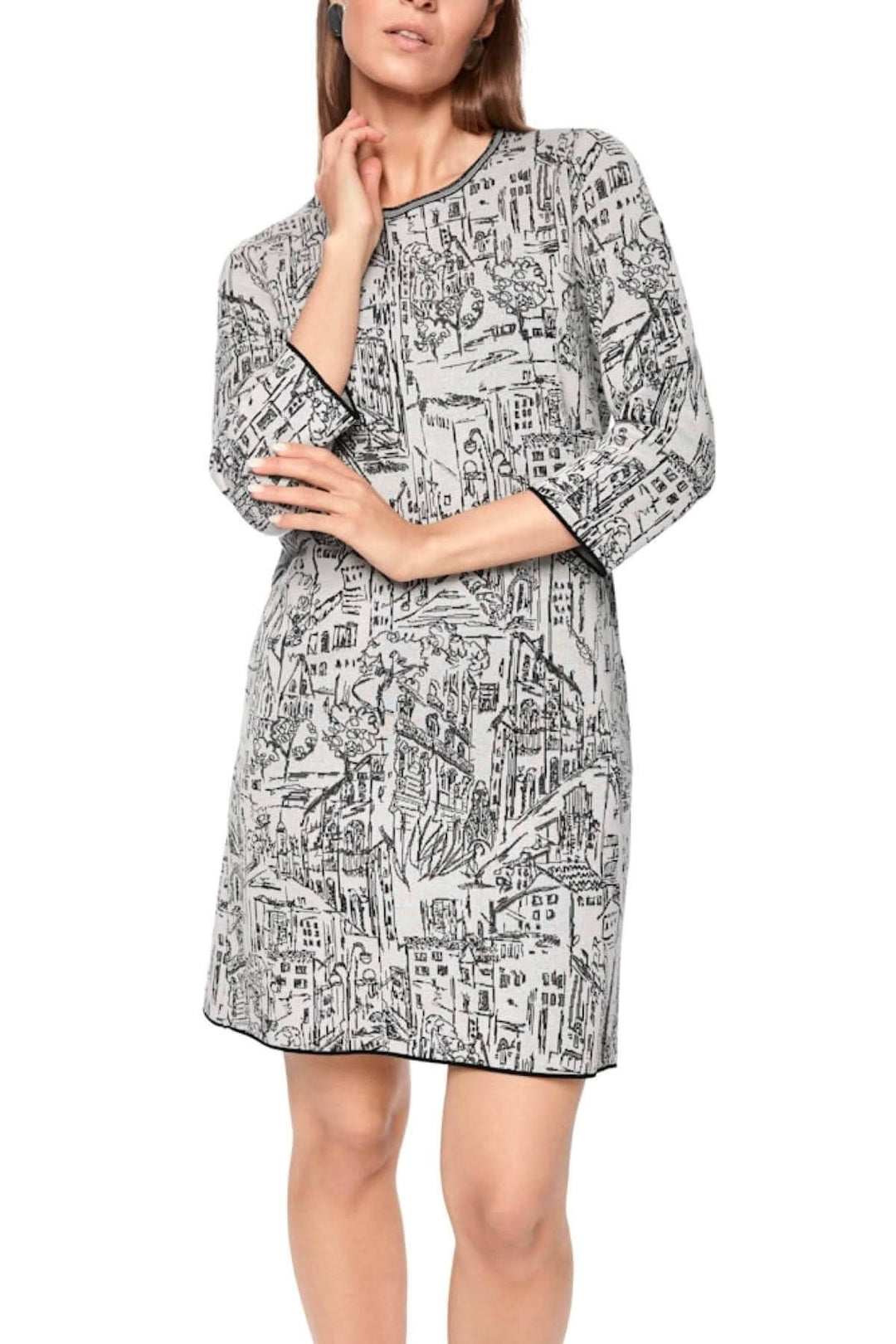 Robe à motif urbain avec imprimé croquis urbains noir et blanc, encolure ronde et manches 3/4 pour un look moderne et décontracté.