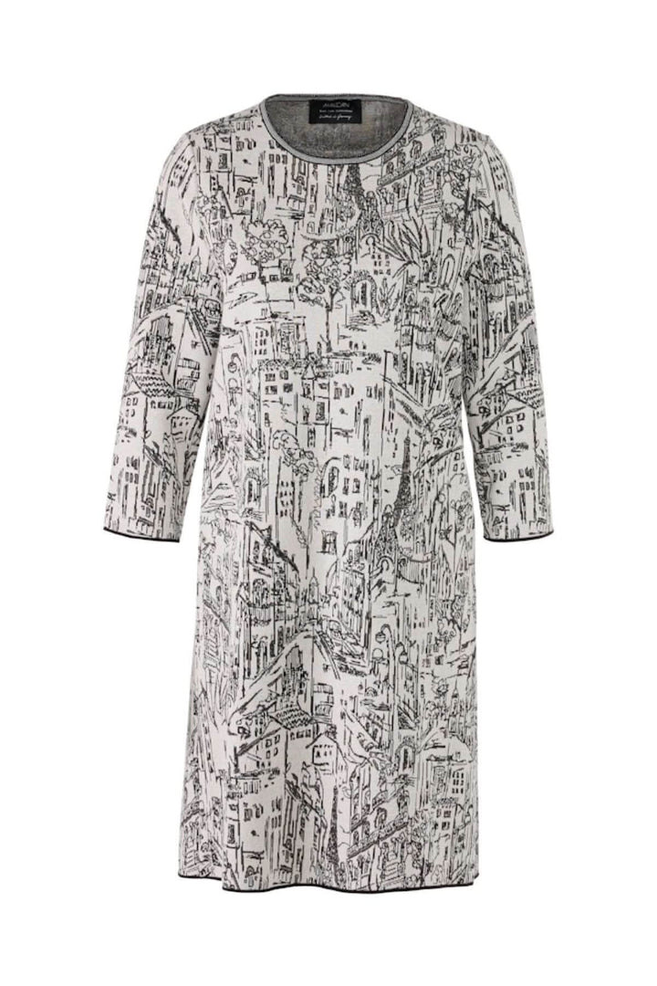 Robe à motif urbain avec manches 3/4, encolure ronde et imprimé graphique noir et blanc style esquisse architecturale, coupe fluide.