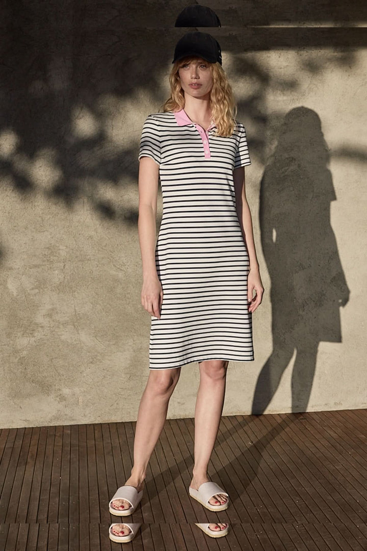 Robe polo AGEN à rayures horizontales, col polo boutonné et manches courtes, style sportif-chic pour un look quotidien élégant.