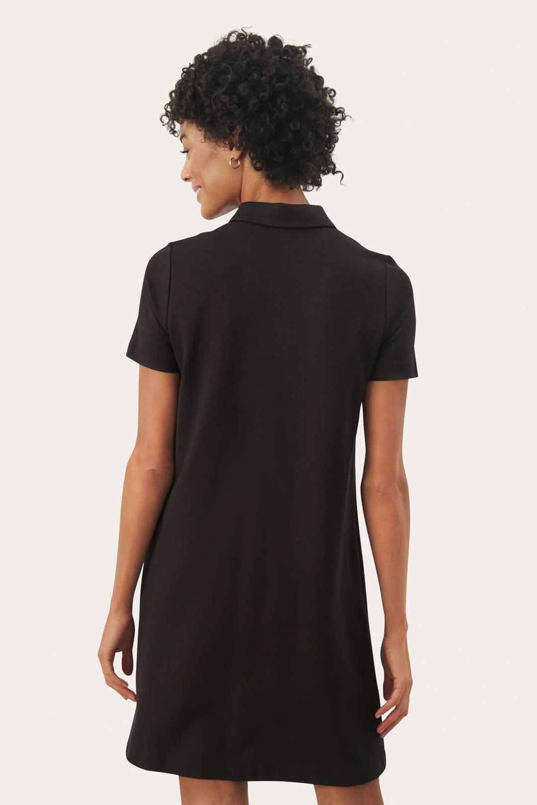 Robe polo Elivia noire vue arrière, design moderne avec manches courtes et boutons, idéale pour occasions décontractées.