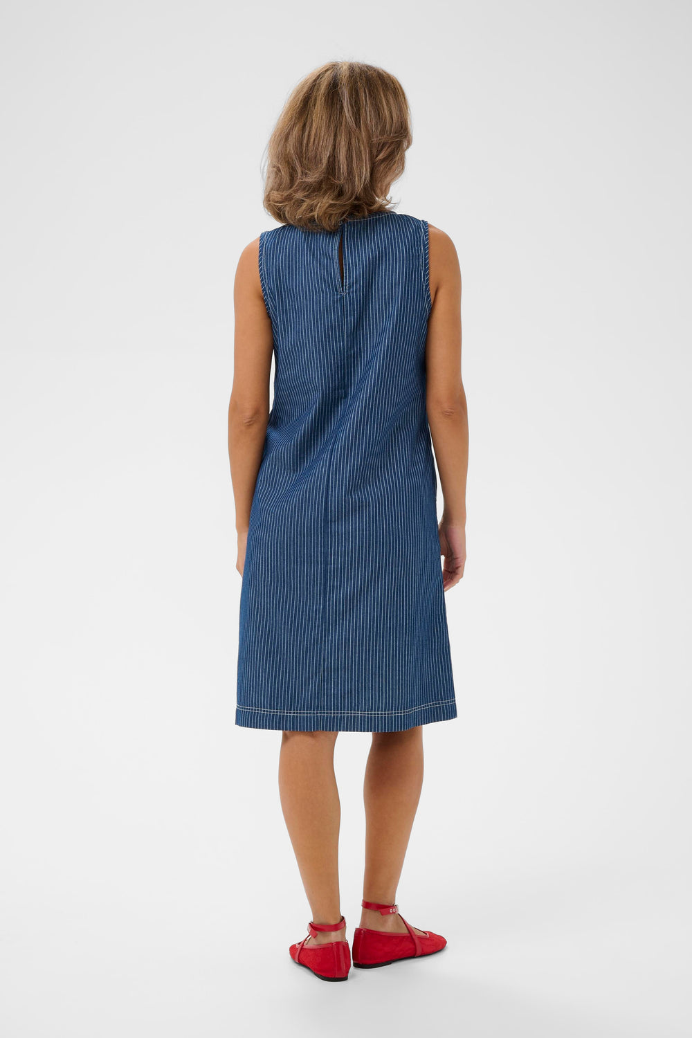 Robe sans manches Agate en motif à fines rayures, vue arrière, avec surpiqûres, coupe droite, style décontracté, facile à accessoiriser.