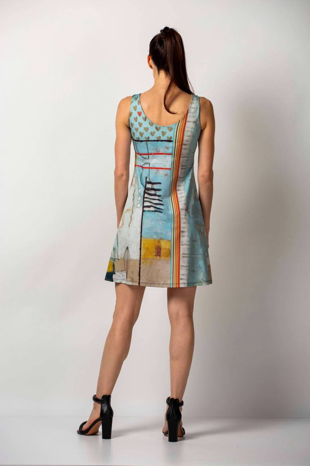 Robe semi-évasée Oro, vue arrière, en tissu technique à imprimé coloré, style fluide et élégant.