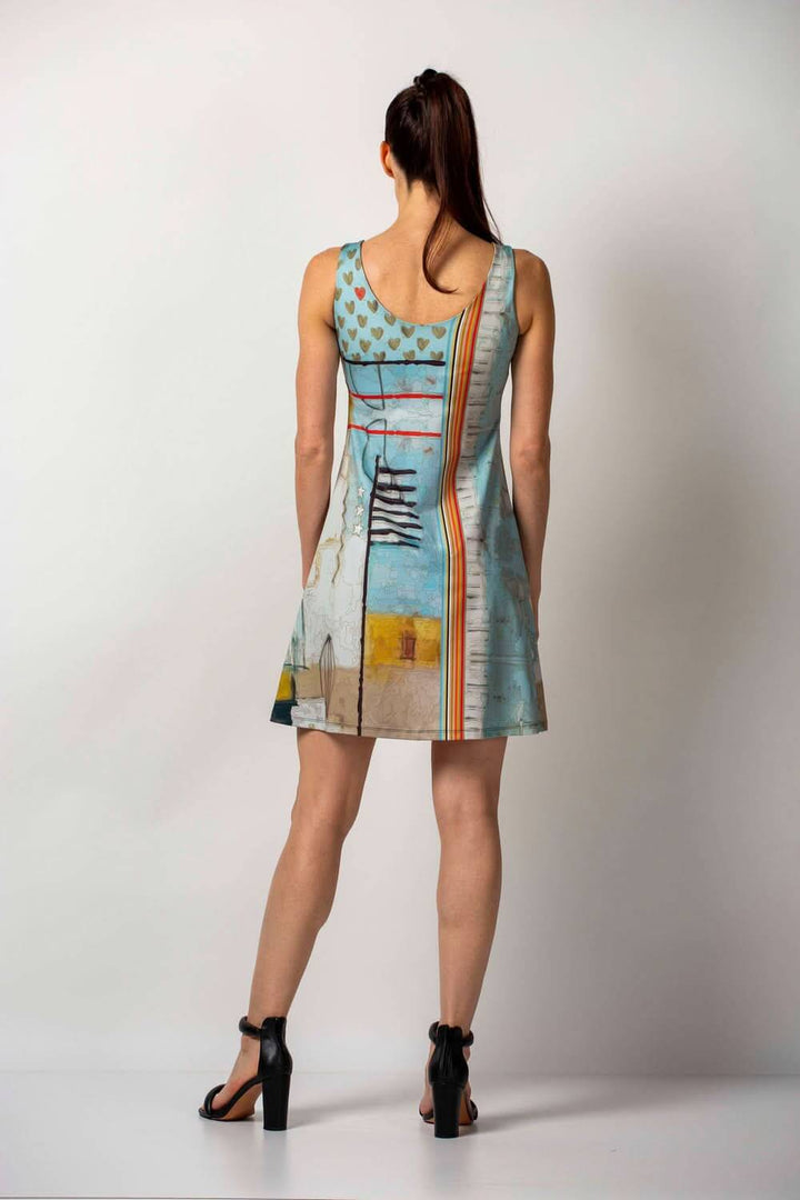 Robe semi-évasée Oro, vue arrière, en tissu technique à imprimé coloré, style fluide et élégant.