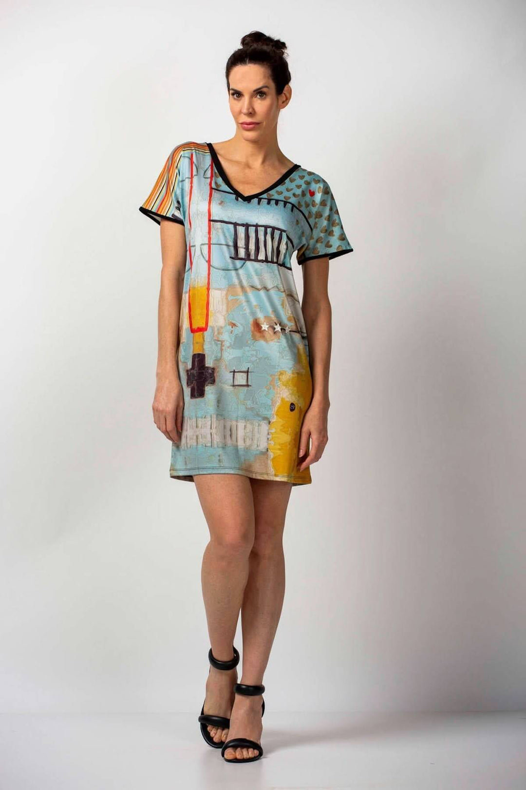 Modern robe-t-shirt avec imprimé coloré, encolure V et ronde, idéale pour les voyages.