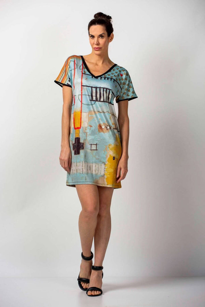 Modern robe-t-shirt avec imprimé coloré, encolure V et ronde, idéale pour les voyages.