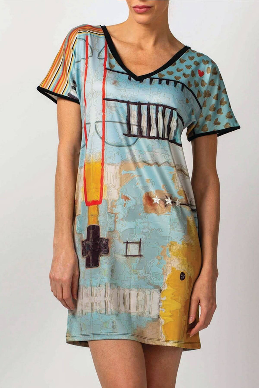 Robe t-shirt imprimée avec manches courtes, encolure V et motifs colorés, idéale pour les voyages et le quotidien.