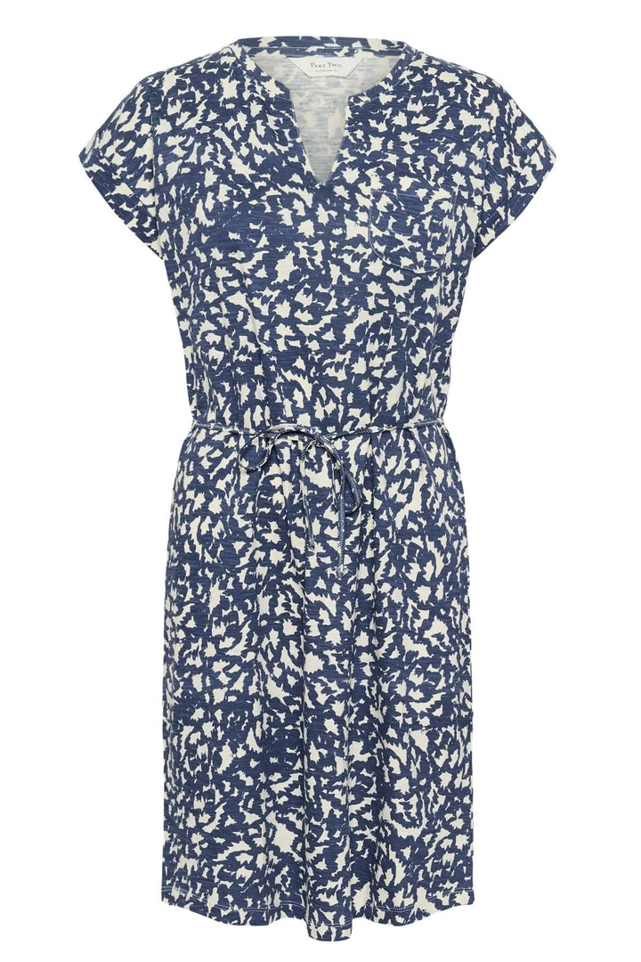 Robe en coton Mabels avec encolure fendue, motifs bleus et blancs, et ceinture à la taille.