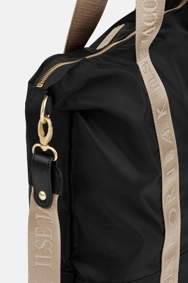 Sac Cabas à main en nylon avec bandoulière ajustable, noir, sangle logotée, fermeture éclair YKK, détail doré et tissu robuste.