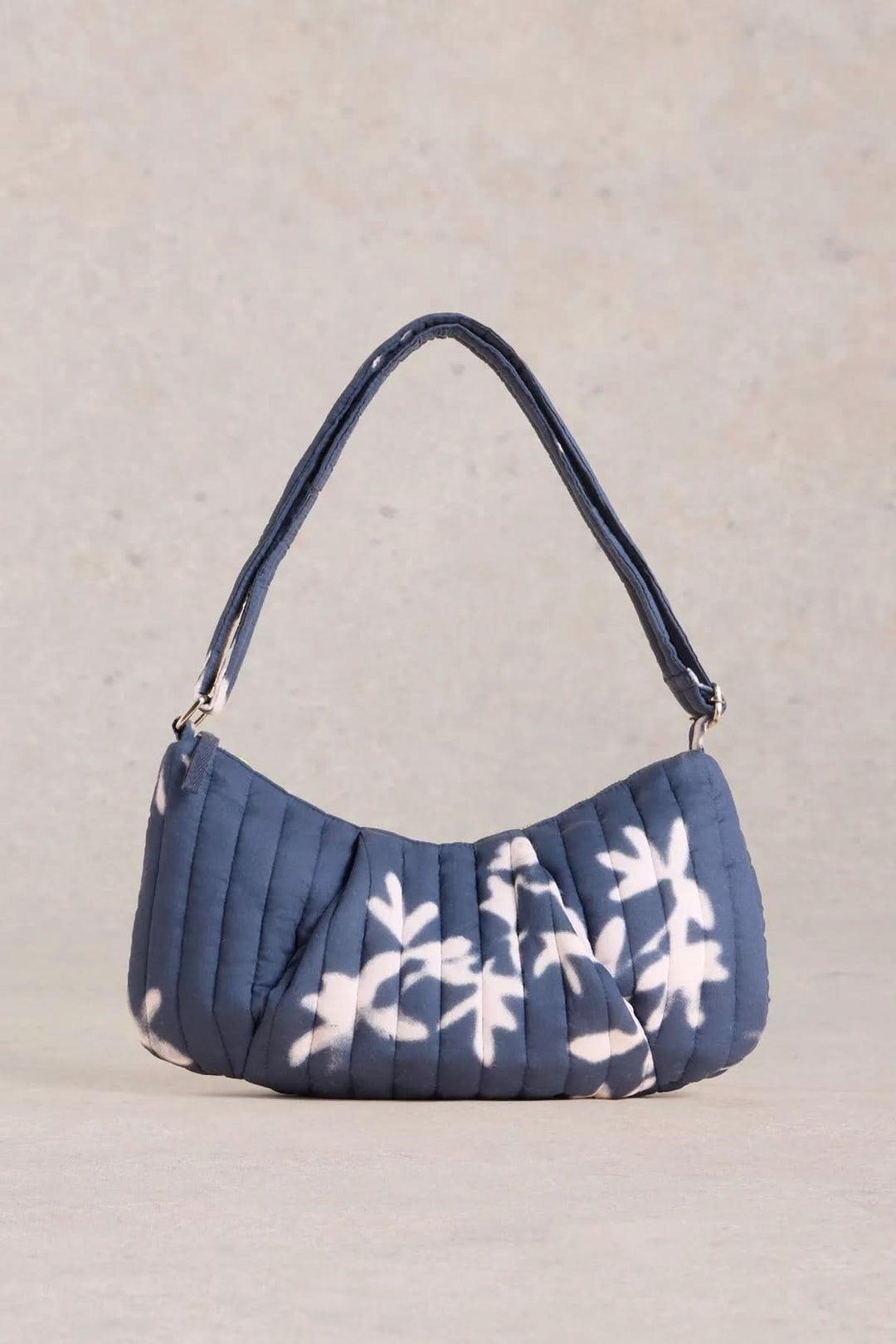 Sac bandoulière Zoe en tissu bleu avec motif cyanotype, design moelleux et décontracté, tendance et pratique.