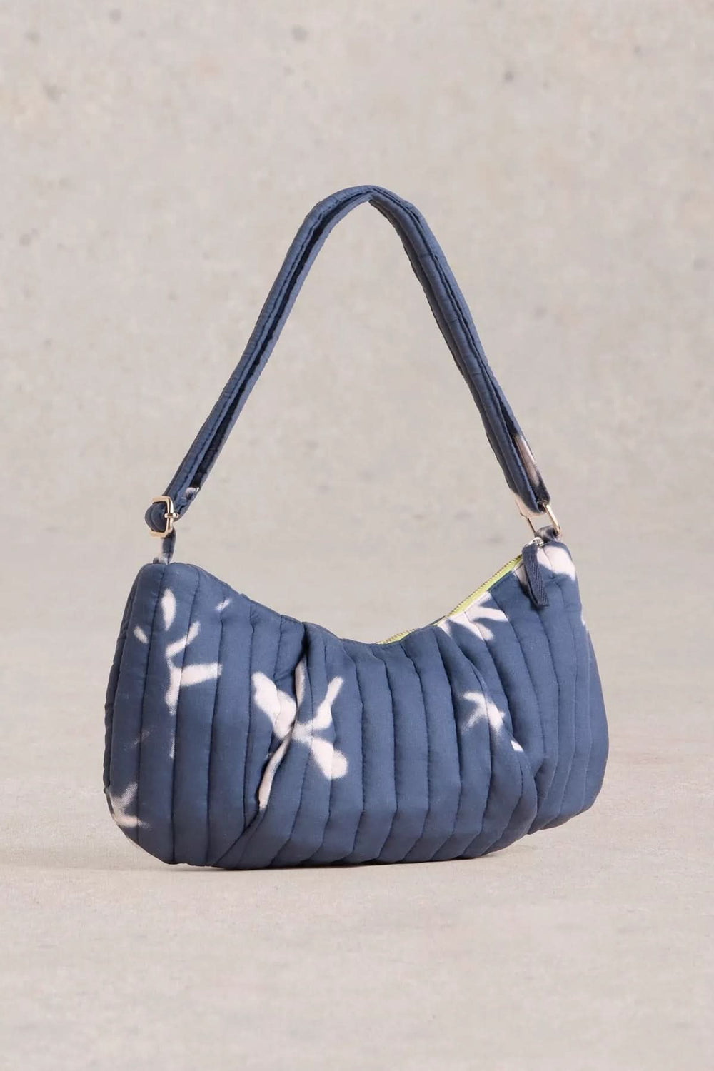 Sac bandoulière Zoe en bleu avec motif artistique en cyanotype, parfaitement décontracté et élégant.