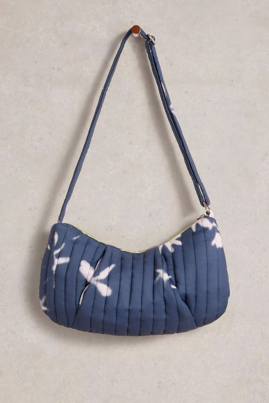 Sac bandoulière Zoe en cyanotype, design moelleux avec motif artistique, parfait pour un look créatif et décontracté.