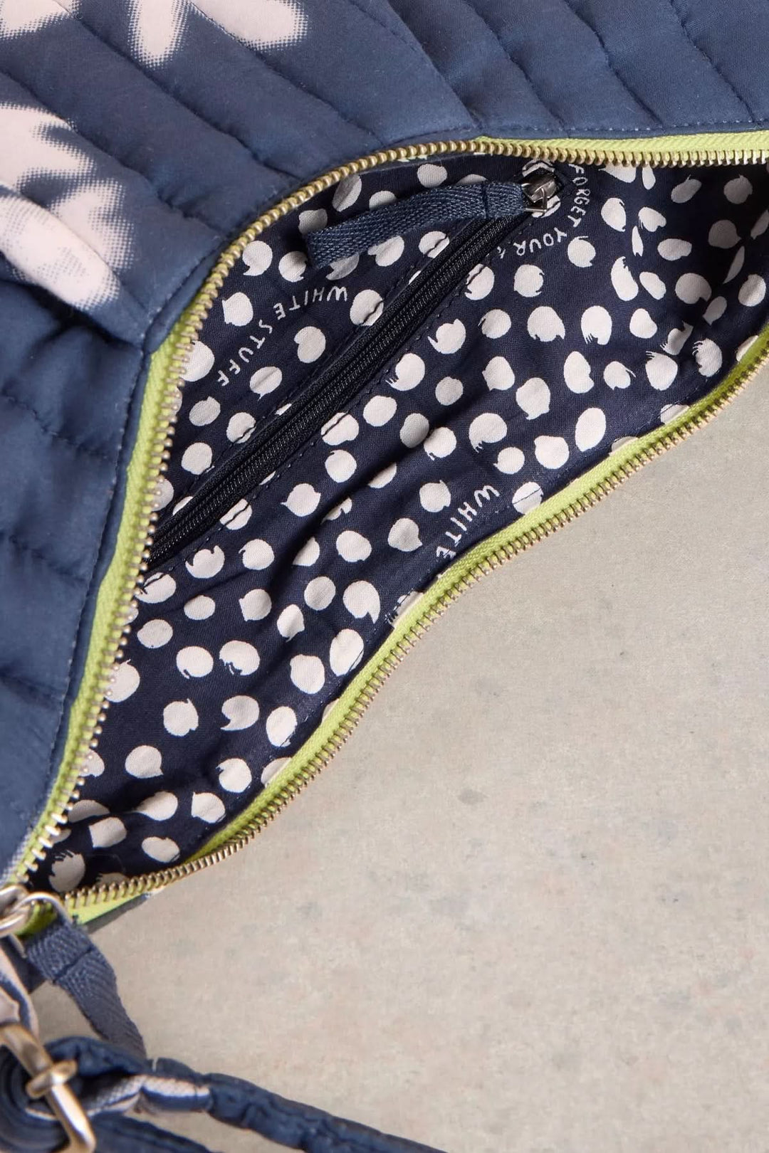 Intérieur du sac bandoulière Zoe avec motif cyanotype et doublure à pois.