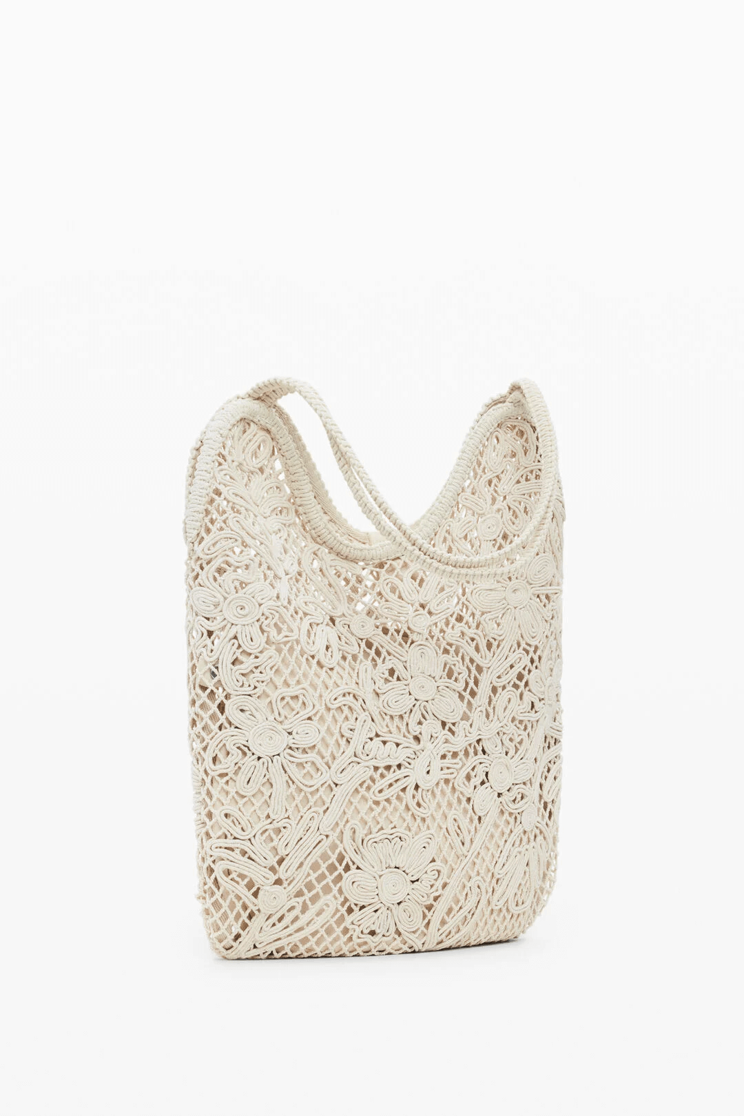 Sac en crochet ajouré avec motifs floraux, anses tressées, idéal pour un look bohème cet été.