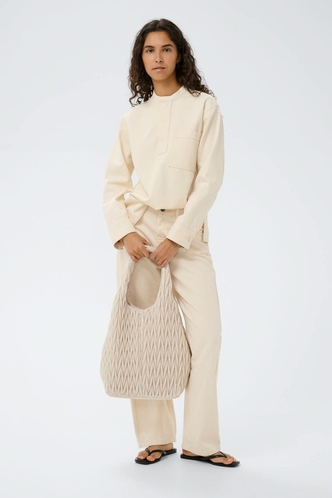 Femme portant le Sac fourre-tout matelassé Samy élégant, adapté pour une utilisation urbaine et professionnelle.
