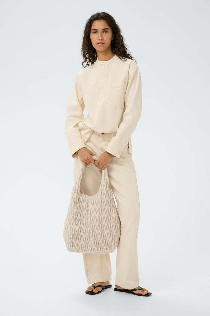 Femme portant le Sac fourre-tout matelassé Samy élégant, adapté pour une utilisation urbaine et professionnelle.