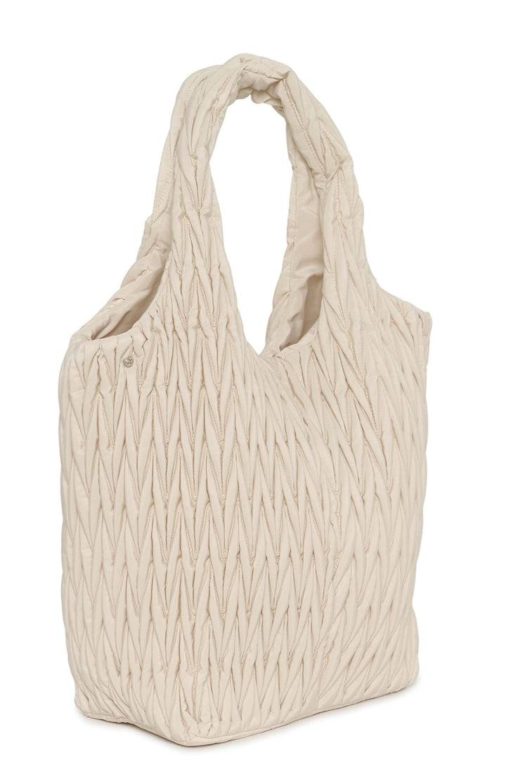 Sac fourre-tout matelassé Samy avec texture distinctive et anses confortables pour un style urbain élégant.