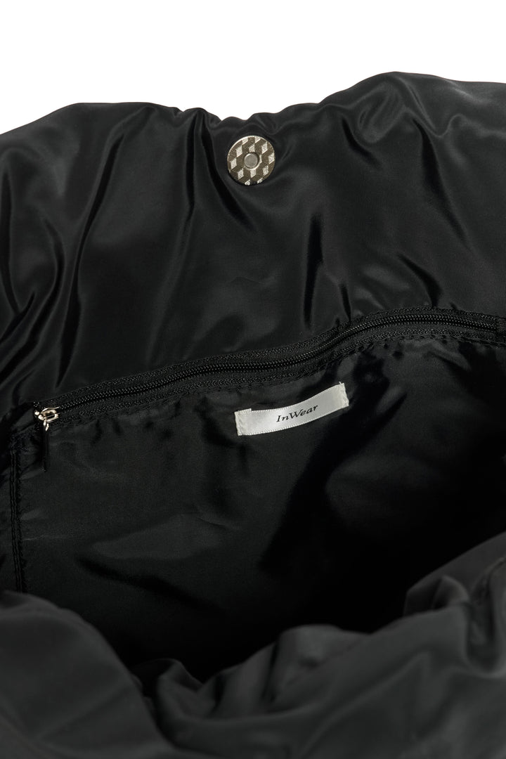 Intérieur du sac fourre-tout matelassé Samy avec doublure noire et poche zippée. Pratique et élégant pour un usage quotidien.