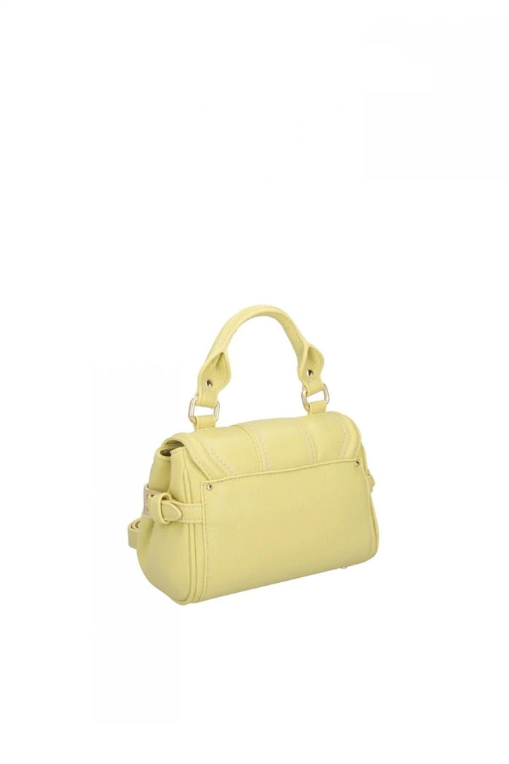 Sac à main structuré avec breloque cœur en jaune élégant pour le quotidien, silhouette compacte et féminine.