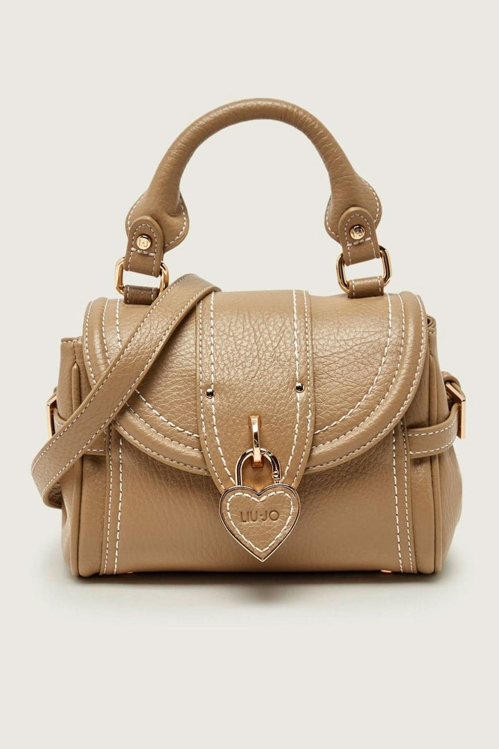 Sac à main structuré avec breloque cœur en cuir beige, élégant et compact, idéal pour transporter vos essentiels quotidiens.
