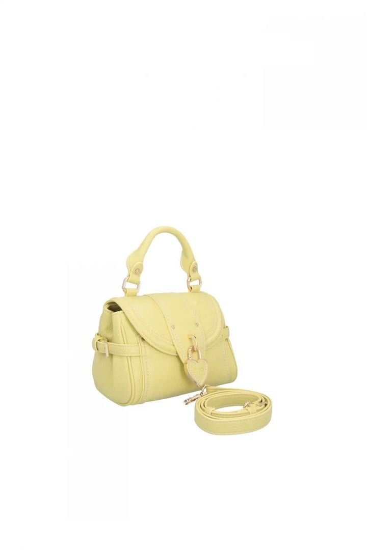 Sac à main structuré avec breloque cœur, design élégant et compact en jaune avec bandoulière détachable.