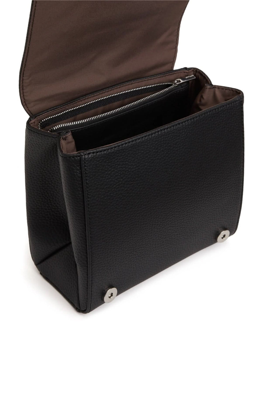 Sac à main noir ouvert, montrant un compartiment spacieux et doublure intérieure élégante.