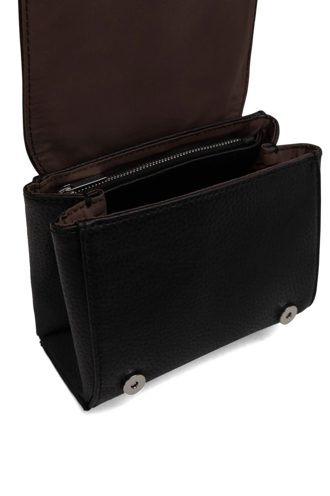 Sacoche Adelmicro vegan en cuir noir, intérieur en tissu marron avec fermeture éclair et bouton-pression.