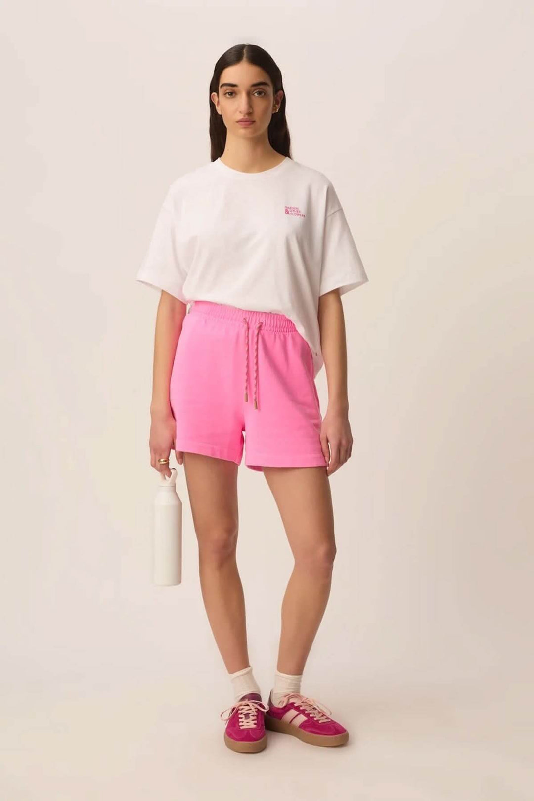 Short Yasti taille élastique à cordon coupe décontractée en rose porté par une femme, idéal pour une tenue décontractée et confortable.