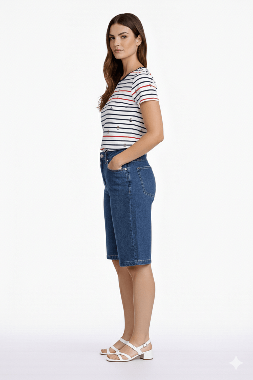 Short bermuda ample en denim, coupe ample, longueur au genou, cinq poches, porté par une femme, parfait pour une garde-robe estivale.