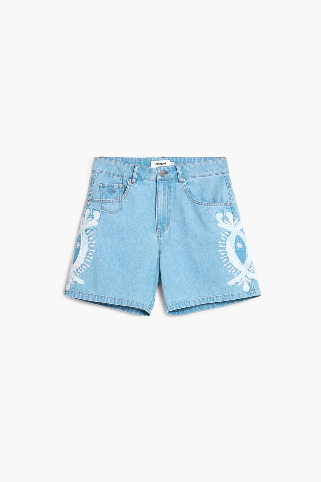 Short en jean brodée en denim bleu clair avec broderies graphiques blanches, coupe droite, idéal pour un look estival et polyvalent.