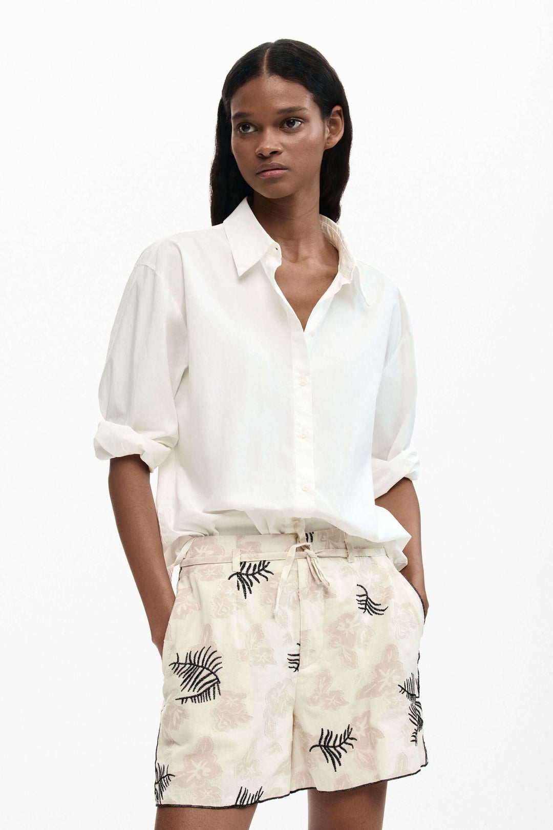 Short fluide à imprimé brodé avec motif décoratif et taille élastique, idéal pour une allure élégante et décontractée en saison chaude.