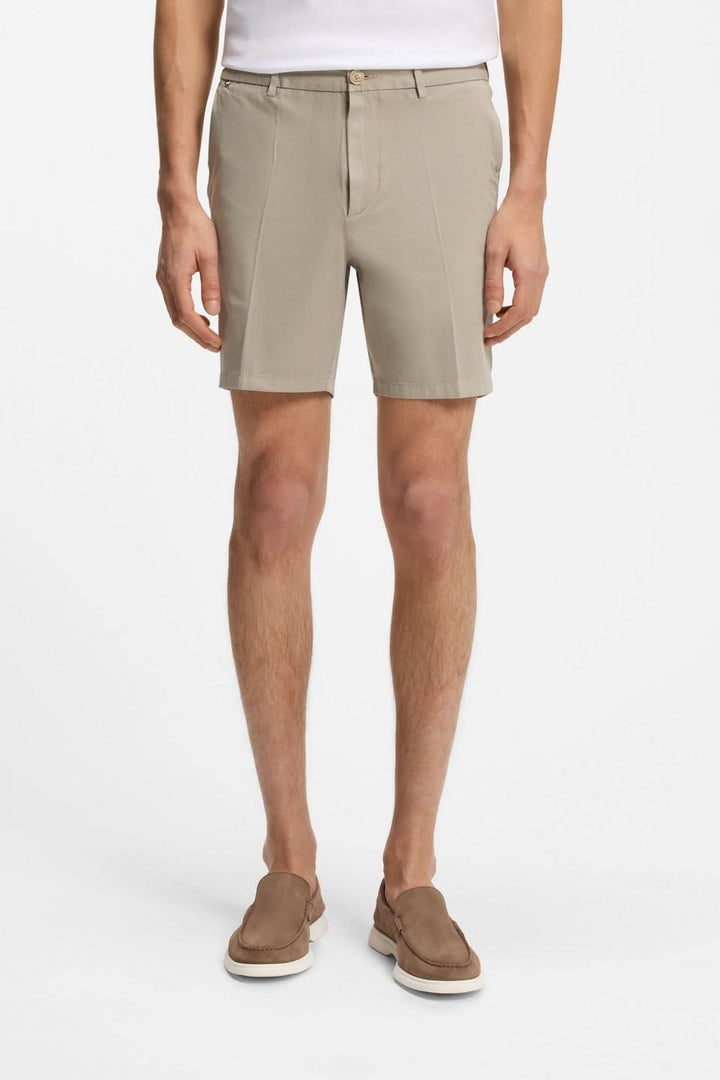 Short structuré à coupe droite en beige avec poche latérale et fermeture discrète pour un look estival élégant.