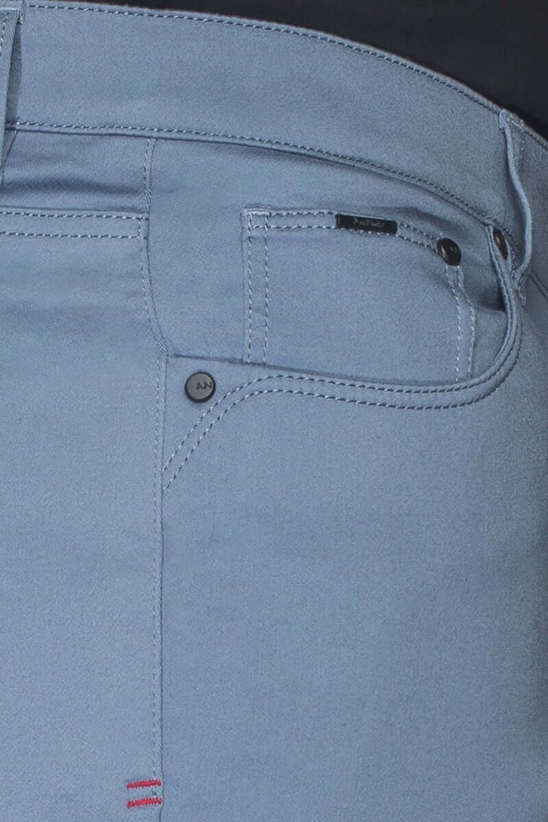 Shorts Jay en denim moderne avec poches et bouton, pour un look urbain décontracté.
