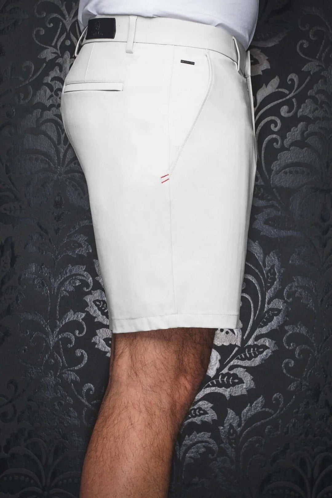 Shorts Limao-Solaris en tissu blanc, moderne et confortable, avec poches latérales et arrière, pour des tenues estivales élégantes.