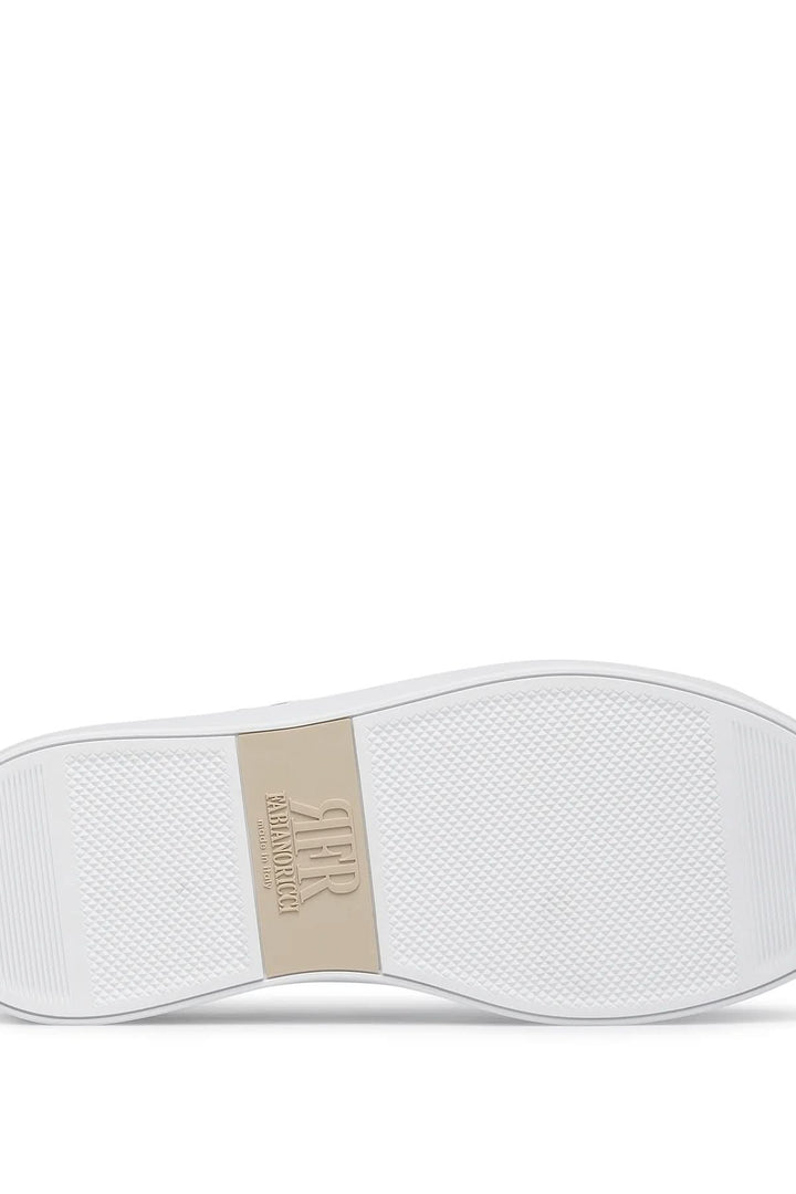 Semelle de la sneaker en cuir tressé montrant la qualité de fabrication italienne.