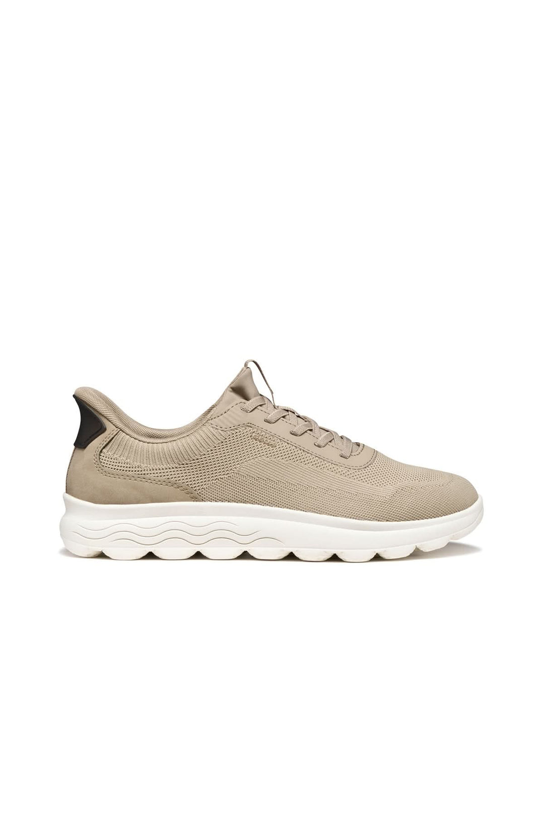 Sneaker en maille respirante beige avec semelle épaisse amortissante et fermeture à lacets.